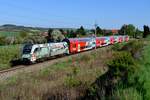 Für den Rest des Tages wurde dann in Glaubendorf im Weinviertel Position bezogen. Hier kann man gut erkennen, dass die Franz-Josefs-Bahn einst zweigleisig trassiert war. Aufgrund des Eisernen Vorhangs hat die einst wichtige Magistrale zwischen Wien und Prag stark an Bedeutung verloren. Wegen des Verkehrsrückganges wurde 1967 das zweite Gleis zurückgebaut. Heute sind der letzte Rest an Internationalität die nach České Velenice durchgebundenen REXe. Am 20. April 2016 schob 1116.130 den REX 2125 in Richtung Wien Franz-Josefs-Bahnhof. Die Maschine trägt eine Folierung, die an das 10-jährige Jubiläum der Krankenversicherungskarte in der österreichischen Sozialversicherung erinnert.