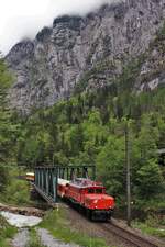 Auf der Rückfahrt von Hieflau nach Selzthal überquert der SLP14480 bespannt von der 1020.18 am 18.5.2023 die Kummerbrücke kurz vor Gstatterboden im engen Tal der Enns.