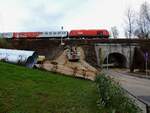 2016 065-2 passiert mit R5965 die bereits eingerichtete Baustelle zur Abtragung des  Schwimmbadstrassen-Viaduktes , Bahnkilometer 20,845 der Innkreisbahn; 221121