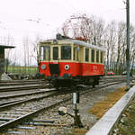 31. Dezember 1993, im Bahnhof Trimmelkam findet die Übernahme der bisher zu Stern + Hafferl gehörenden Anlagen durch die SVB statt. Während die Hallen demonstrativ durch fähnchengeschmückte Sonderzüge der SVB belegt werden, rangiert Tw S+H 20 105 auf den nun nicht mehr ihm gehörenden Gleisen. 