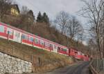 Type 111 hat ihren bunten Zug von Seefeld heruntergeleitet und passiert hier den Bahnbergang am Speckweg. Gleich hinter dem nchsten Bogen liegt der Bahnhof Htting. Im Jnner 2011 kHds