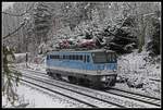 1142 696 fährt am 12.12.2018 als Lokzug bei Krieglach durchs Mürztal.