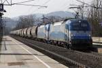 1216 922 + 1216 9.. fahren am 26.02.2014 mit einem Güterzug durch die Haltestelle Kapfenberg Fachhochschule.