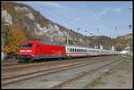 101 118 fährt am 18.10.2019 mit IC719 durch den Bahnhof Peggau - Deutschfeistritz.