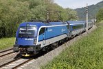 1216 250 mit Railjet 557 nahe Pernegg am 23.05.2016.