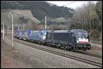 182 561 + 1216 920 mit Güterzug bei Oberaich am 4.04.2018.