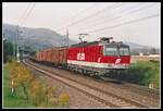 13 Jahre wurde die 1044 208 als Werbelok genützt. Sie trug von 1993 bis 2006 an den Seitenwänden eine dezente Werbung für  Rail Cargo Ausrtia . Hier zu sehen mit Güterzug bei Oberaich am 1.10.2002.