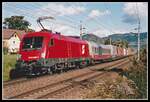 1016 049 fährt am 7.10.2002 mit einer  Rollenden Landstraße  bei Bruck an der Mur durchs Murtal.