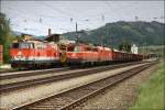 2143 062 steht mit einem Bauzug im Bahnhof Thalheim-Pls, whrend im Vordergrund ein Gterzug mit der Vorspannlok 1042 041 vorbeifhrt.