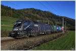 Werbelok 1116 182  Cobra  zieht einen Containerzug durch das herbstliche Murtal in Richtung Villach.