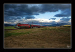 Vor düsterer Wolkenstimmung, rollt 1116 227 durch das Aichfeld.