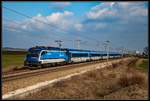 1216 235 mit Railjet bei Tallesbrunn am 15.02.2018.