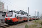 4746 056 + 4746 063 passieren bei der Einfahrt in Wien - Praterstern den Kilometer 0,0 der Nordbahn.