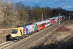 Licht und Schatten begleiten den REX 1/2343 mit der Werbelok 1116 168  Na sicher  am 04.02.2021 kurz vor Strasshof an der Nordbahn.