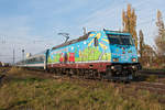 480 012, mit dem EC 145 fährt in der bereits tief stehenden Herbstsonne durch Himberg.