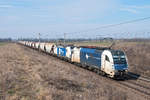 1216 953 an der Spitze dieses Güterzuges, aufgenommen am 10.03.2018 zwischen Himberg und Gramatneusiedl.