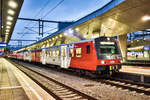 6020 308-0 und 4020 306-9 warten in Wien Hbf, als REX 9405, auf die Abfahrt nach Hegyeshalom.