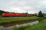 185 371 + 185 306 mit einem Kartonagenzug in Richtung Linz bei Wartberg/Krems, 08.07.2019.