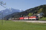 1142 664 + 1142 589 + 1116 064 ziehen am 21.04.2016 einen Güterzug bei Spital am Pyhrn durch die herrliche Frühlingslandschaft. Der Berg im Hintergrund ist der 1992 Meter hohe Bosruck. Durch diesen Berg führen ein Eisenbahn - und ein Straßentunnel.