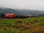 2016 060-3 zieht den Leerwagenkesselzug 47850 durch die nebelige, herbstliche Landschaft entlang der Hausruckbahn, nächst der gleichnamigen Haltestelle Hausruck; 191127