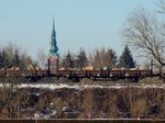 Ks 21813311127-5 beladen mit Granitsteinen, passiert eingereiht im GZ75855 den Kirchturm von Ried; 160122