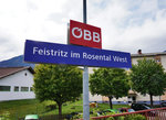 Auch bei der Haltestelle Feistritz im Rosental West, wurden trotz der Tatsache, dass nur ein Personenzug hält, die neuen Bahnhofsschilder montiert.