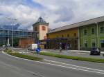 Blick auf den Bahnhof Bischofshofen von der Strßenseite.