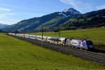 Red Bull Fashion Train im Streiflicht: Beim RJ 562 nach Bregenz war am 01. November 2014 als hinterer Zugteil der neueste Werbe-Railjet im Einsatz. Bei Brixen im Thale bot sich unter der Kulisse der Hohen Salve die Gelegenheit zum Nachschuss auf den über die Giselabahn umgeleiteten Zug.