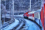 1020 018-6 fährt mit SR 17406 (Lienz - Spittal-Millstättersee - Salzburg Hbf), aus dem frostigen Bahnhof Schwarzach-St.