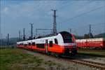 ÖBB Desiro Triebzug 4744 530 nahe dem Bahnhof von Attnang – Puchheim, aufgenommen vom Bahnsteig am 17.09.2018.