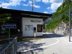 Bahnhaltestelle HALLSTATT, unweit der Schiffsanlegestelle wo man dann mittels Boot am Wasserweg in die am gegenüberliegenden Seeufer genannte Ortschaft kommt; 200613