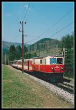 1099.06 ist am 14.04.2003 mit R6807 bei Boding unterwegs.Die Lok bekam nachträglich wieder Metallziffern und den ÖBB-Adler um etwas Abwechslung in den Fahrpark der Mariazellerbahn zu bringen.