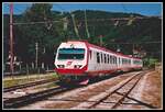 6090 001 verlässt als R6810 am 8.07.2002 den Bahnhof Mariazell. Im Hintergrund ist die Mariazeller Bürgeralpe zu sehen.