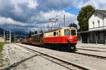 Die Sonderfahrt hat ihr Ziel erreicht. Die 1099.14 steht mit ihrem Güterzug mit Personenbeförderung im Bahnhof Mariazell. Leider hat sich eine  Himmelstreppe  mit ins Bild geschmuggelt, als die Sonne die Szenerie kurzfristig ausleuchtete. Sonst hätte man sich der Illussion hingeben können, daß das Bild aus den 1970-er Jahren stammt, statt vom 28. September 2021. 