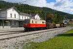 Die 1099.14 wartet mit ihrem Güterzug mit Personenbeförderung im Bahnhof Mariazell auf die Rückfahrt nach Winterbach. Der Bahnhof wird bald vor tiefgreifenden Veränderungen stehen. Das Gleisbild wird sich ändern und ein Hochbahnsteig wird errichtet. Daher war mir das Ensemble eine Aufnahme wert (28. September 2021).  