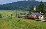Die Mariazellerbahn im Juni 1991: 1099 013-3 verlässt den Bahnhof Annaberg in Richtung Mariazell