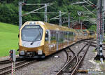 R56 von Mariazell nach St. Pölten Hbf fährt bei regnerischem Wetter in den Bahnhof Laubenbachmühle ein. Dieser Zug führt am Schluss vier Panoramawagen mit Speise- und Getränkeservice am Platz. Das Bild wurde vom Bahnsteig aus aufgenommen. Laubenbachmühle, 11.6.2023