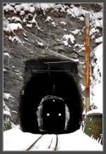 1099 011 mit R 6809 im Schnautunnel bei Schwarzenbach an der Pielach, 13.2.2010 (Bild ist ein Teleschu und der Fotograf stand sicher neben dem Gleis).