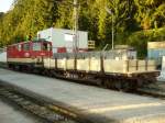 Im Bahnhof Gsing steht im September 2010 ein Bauzug dem eine 2095 vorgespannt ist.