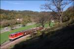 Am 14.10.2012 bringt die 2095 015 den R 6809 durchs herbstliche Pielachtal, hier bei Tradigist.