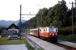 Mit einem kurzen Zug fährt 1099.005-9 im Juni 1991 im Bahnhof Mitterbach ein
