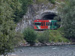 Ein Triebwagenzug der Murtalbahn hat den Ramingstein-Tunnel erreicht. (Bahnhof Ramingstein-Thomatal, August 2019)