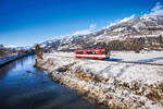 Vts 12 fährt kurz vor der Haltestelle Lengdorf als R 3313 (Krimml - Mittersill - Zell am See) vorüber.