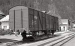 Historisches Bild vom ÖBB Güterverkehr auf der Pinzgaubahn. Am Bahnhof Neukirchen stand Rollwagen 89859 der ÖBB, beladen mit Gbs184 nr 01.84.1500.606-5 der NS. Laut Zettel war dieser Gbs von Hausleiten nach Neukirchen unterwegs gewesen. Zur Ladung ist mir nichts bekannt. Neukirchen am Grossvenediger, 16.05.1986. Scanbild 5745, Ilford FP4.