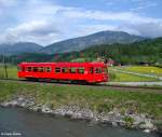 Triebwagen 5090 001-8 der Pinzgaubahn / Krimmler Bahn, KBS 230 Pinzgauer Lokalbahn Zell am See - Krimml, Schmalspurbahn 760 mm, fotografiert an der Salzach bei Rettenbach am 22.05.2005