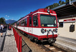 Das so genannte  Radlsandwich , bestehend aus zwei Vts, sowie einem Fahrradwagen der Gattung Hs in der Mitte, hält als R 3310 (Zell am See - Krimml), im Bahnhof Mittersill.