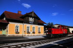 Ist ja schon fast langweilig ,... MK48.2019 wartet vor dem Bahnhofsgebäude in Stainz auf Ihren nächsten Einsatz. In der Abendsonne gibt's aber trotzdem was her. 
Mal sehen ob unsern HP was auffält ;-)  14.08.2016
