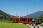 Tw.326 hat auf dem Weg nach Innsbruck soeben Fulpmes verlassen und befährt die serpentinenförmig angelegte Strecke, um den im Hintergrund erkennbaren höhergelegenen Ort Telfes zu