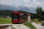 IVB Niederflurtriebwagen Nr. 352 auf der Fahrt Innsbruck - Fulpmes, Innsbrucker Verkehrsbetriebe Linie STB, Stubaitalbahn 1.000 mm, fotografiert in Natters am 02.07.2010 