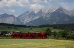 IVB Niederflurtriebwagen Nr. 354 auf der Fahrt Innsbruck - Kreith,  Innsbrucker Verkehrsbetriebe Linie STB, Stubaitalbahn 1.000 mm, fotografiert zwischen Natters und Mutters am 02.07.2010 --> Leider wurden zum Zeitpunkt der Aufnahme genau im Bereich des Triebzuges die Sonnenstrahlen durch Wolken verdeckt.